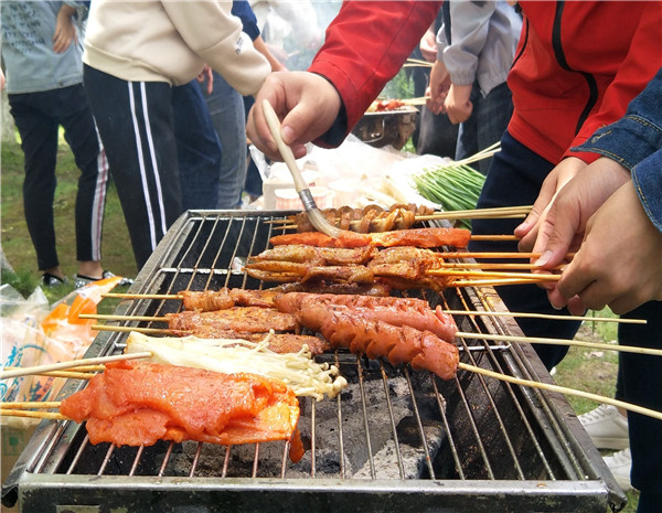 公司团建烧烤，香气飘飘。